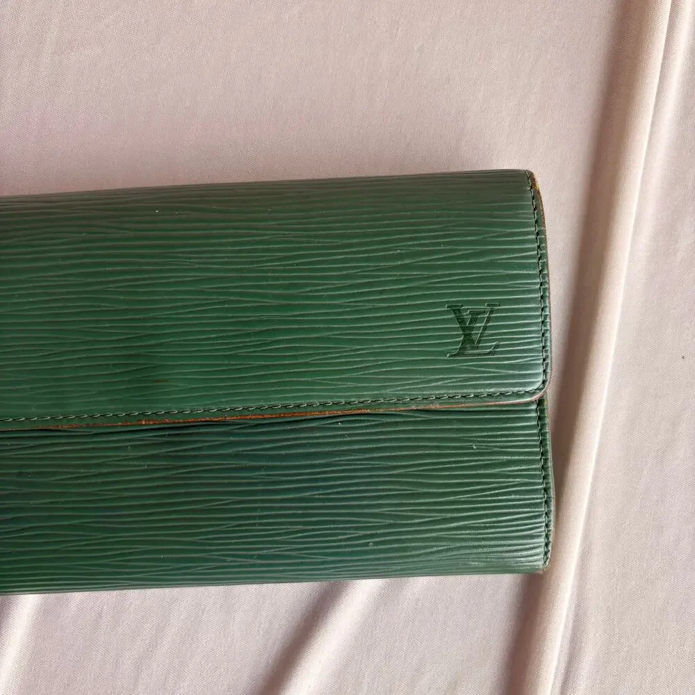 Louis Vuitton Sarah Wallet (Porte-Trésor International) Borneo Green Epi Leather